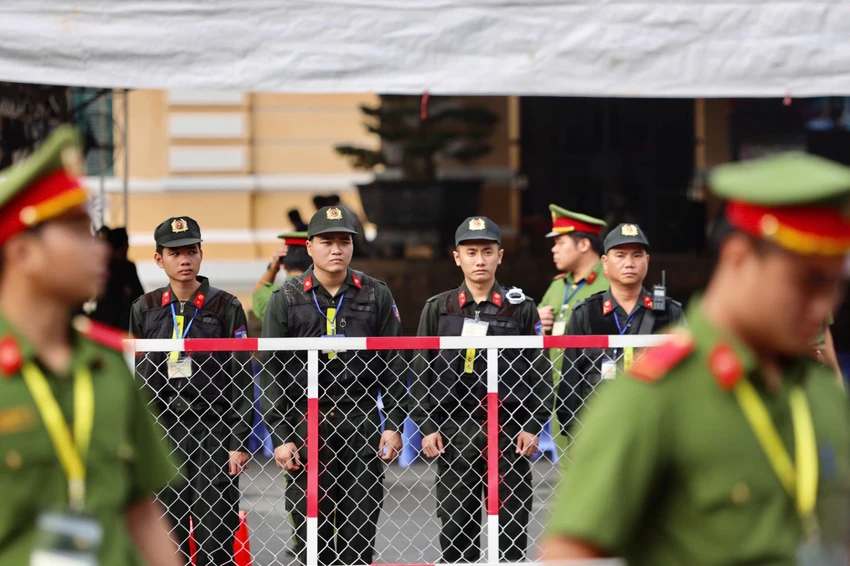 Lực lượng cảnh sát cơ động được huy động để tham gia bảo vệ phiên tòa. Ảnh: NGUYỆT NHI