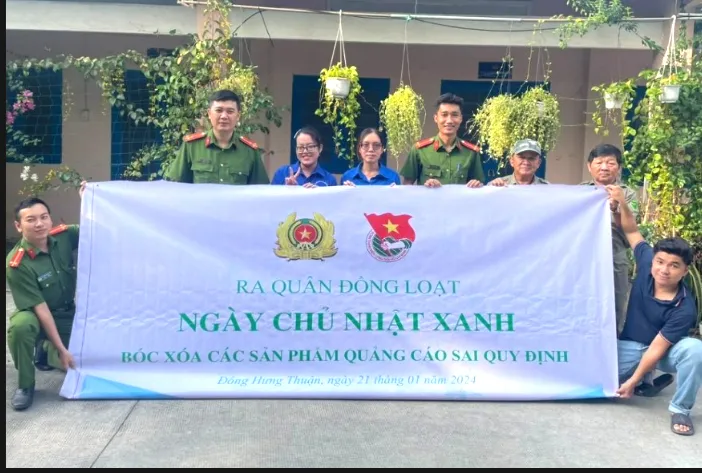 Công an phường Đông Hưng Thuận và dân ra quân bóc xóa quảng cáo trái phép. Ảnh: TN quang-cao-trai-phep.jpg