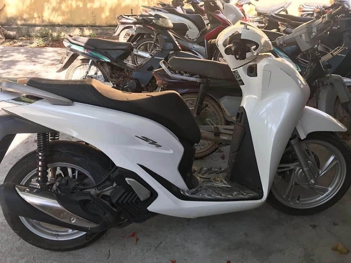 Nam thanh niên mượn xe SH (màu trắng) của bạn rồi đem cầm trả nợ. Ảnh: CA nam thanh niên mượn xe SH.jpg