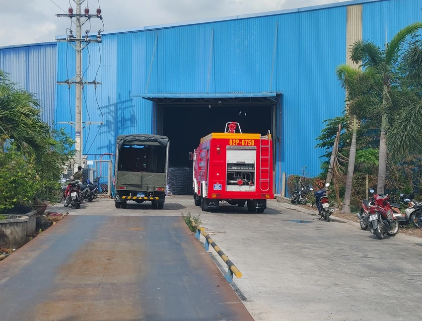 Lực lượng Cảnh sát Phòng cháy, chữa cháy và cứu nạn cứu hộ nhanh chóng có mặt tại hiện trường. Ảnh: HD nhà máy xay sát lúa gạo 4.jpg