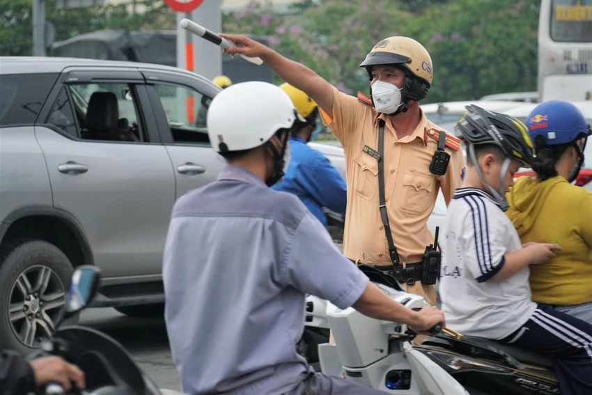 Người tham gia giao thông được phép rẽ phải khi đèn đỏ nếu có hiệu lệnh của người điều khiển giao thông. Ảnh: BẢO PHƯƠNG