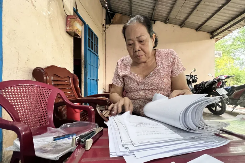 Bà Nguyễn Thị Ngọc đã theo đuổi vụ kiện ròng rã suốt gần 17 năm. Ảnh trong bài: KHẢ DOANH 2 bản án