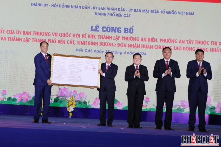 Thượng tướng Trần Quang Phương, Phó Chủ tịch Quốc hội, trao Nghị quyết cho lãnh đạo của TP trẻ Bến Cát. Ảnh: LÊ ÁNH