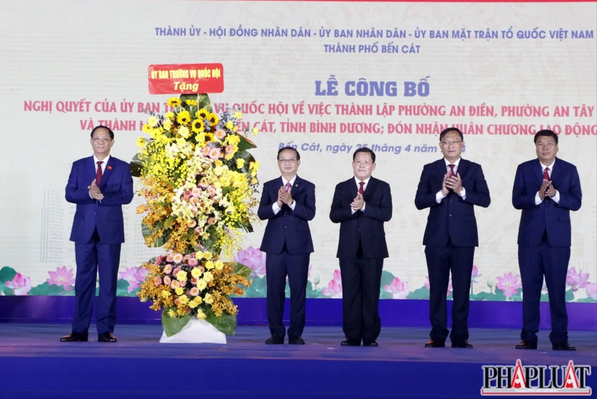 Thượng tướng Trần Quang Phương, Phó Chủ tịch Quốc hội, tặng hoa chúc mừng chính quyền nhân dân TP Bến Cát. Ảnh: LÊ ÁNH