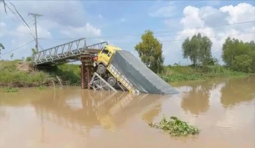 xe tải làm sập cầu ở an giang