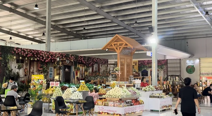 Khách dừng chân ở trạm dừng chân Phúc Lộc thoả thích mua sắm các loại trái cây đặc sản theo mùa của miền Tây sông nước.