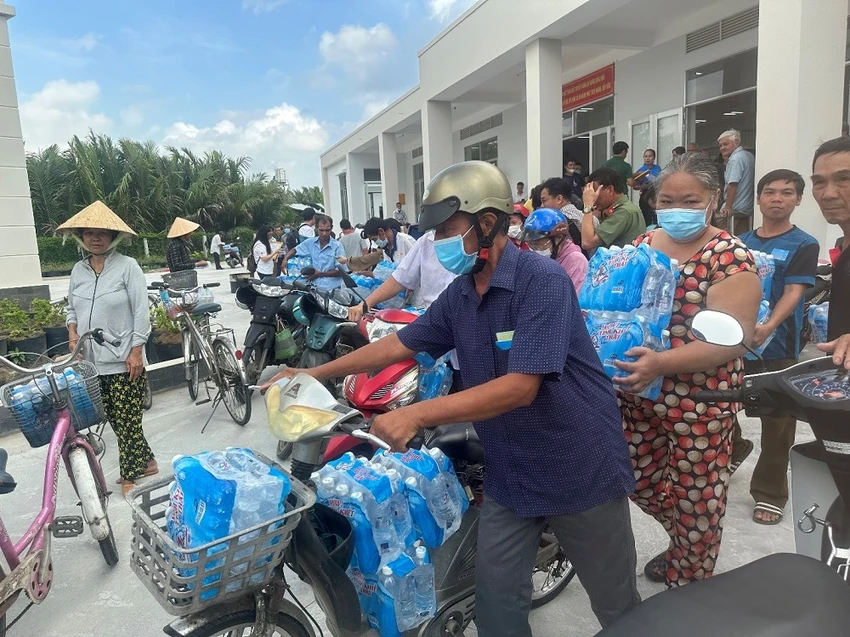 ‘Giọt nước nghĩa tình’ tiếp tục ‘tràn’ về miền Tây để làm dịu mát bà con vùng hạn mặn