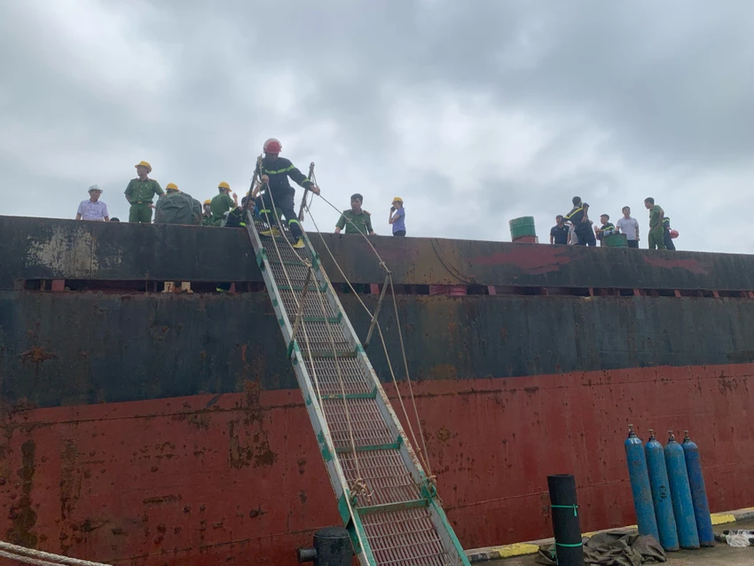 Vũng Tàu: 2 công nhân tử vong dưới hầm xà lan tàu đang neo sửa chữa