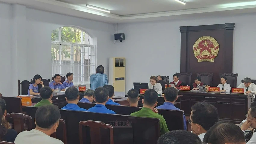 Tòa tạm dừng xét xử với một bị cáo là chủ doanh nghiệp để trưng cầu giám định tâm thần