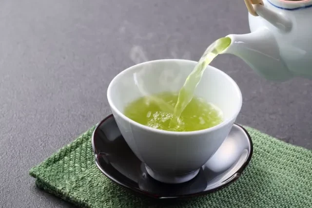 Uống 3-4 tách trà xanh mỗi ngày có thể mang lại nhiều lợi ích cho sức khỏe. Ảnh: Shutterstock Uống 3-4 tách trà xanh mỗi ngày, chuyện gì xảy ra với sức khỏe?