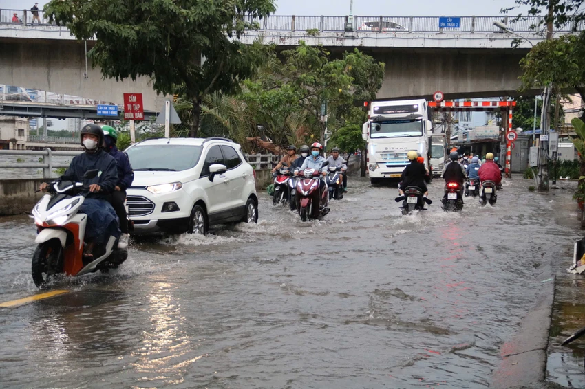 Triều cường cao kèm theo mưa, làm gì để người lái xe thoát khỏi vùng ngập