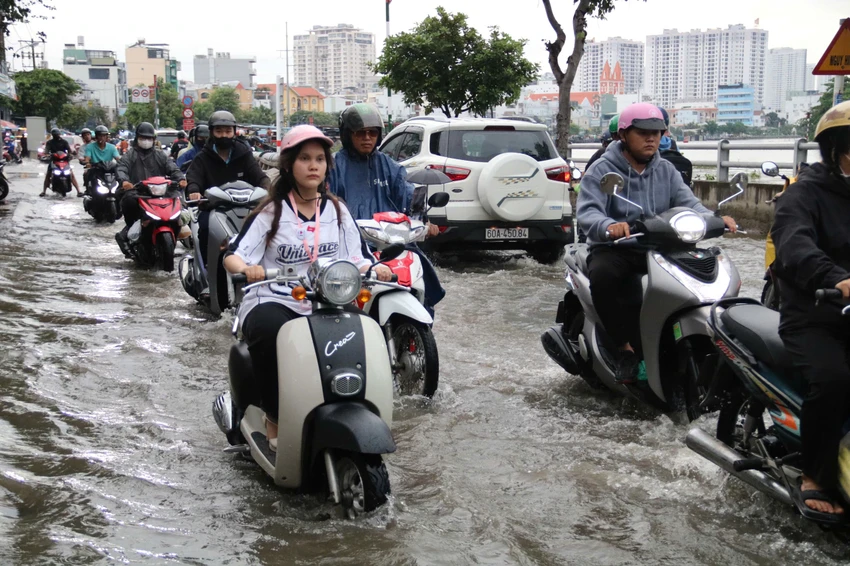 Triều cường cao kèm theo mưa, làm gì để người lái xe thoát khỏi vùng ngập