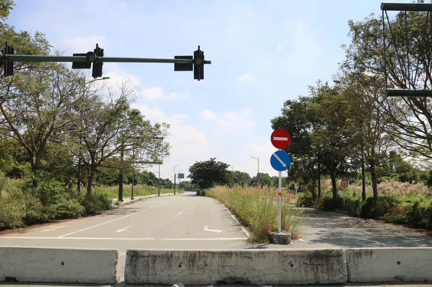 Đường Bùi Thiện Ngộ cũng được rào chắn, các phương tiện không được lưu thông. khu-do-thi-moi-thu-thiem-5.jpg
