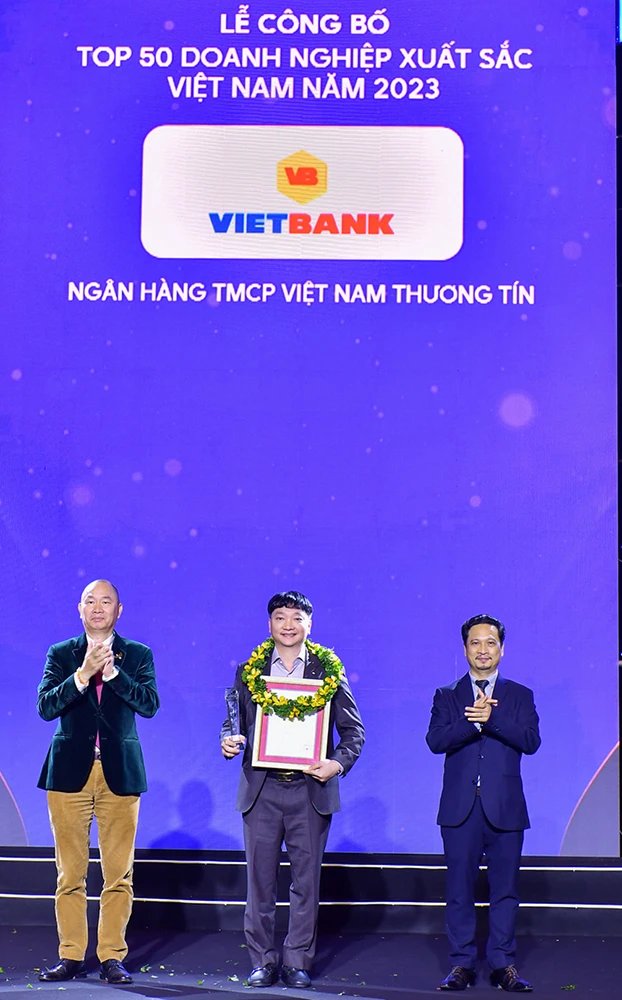 Vietbank nhận giải thưởng “Top 50 Doanh nghiệp xuất sắc Việt Nam 2023”.JPG