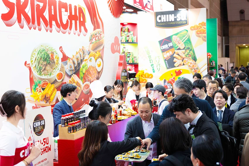 Thực khách Nhật hào hứng trải nghiệm tương ớt Chin-su Sriracha.jpg