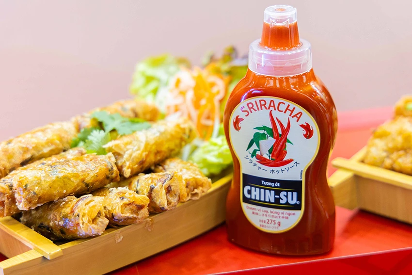 Kết hợp ăn ý với món Nhật, tương ớt Sriracha “ghi điểm” với người dùng xứ sở hoa anh đào. jpg