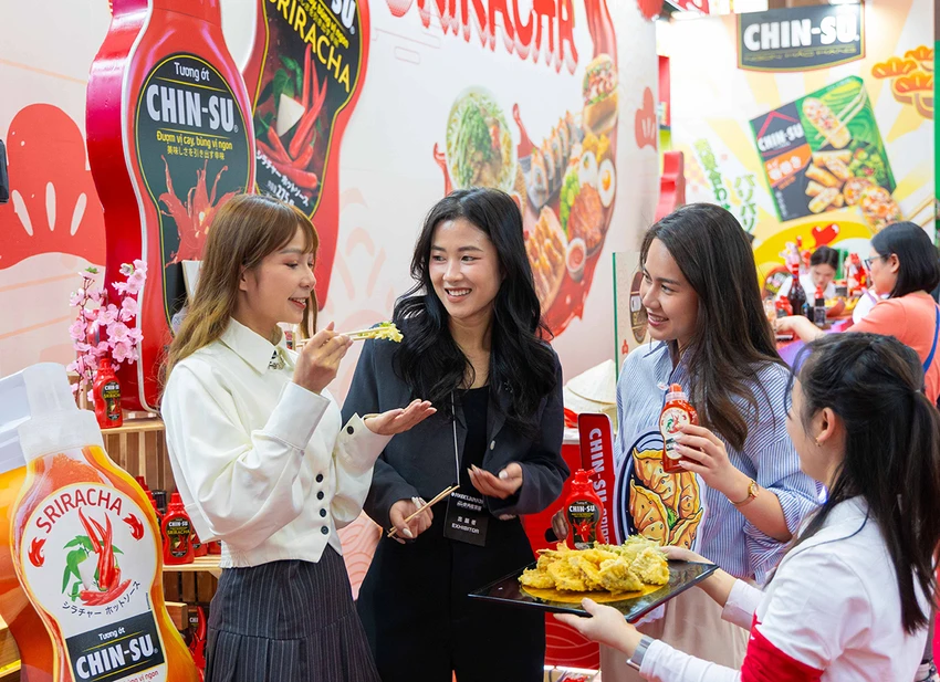 Tiếp nối và đẩy mạnh chiến lược Go Global, Chin-su đã ra mắt tương ớt Sriracha tại Foodex Nhật Bản 2024.jpg