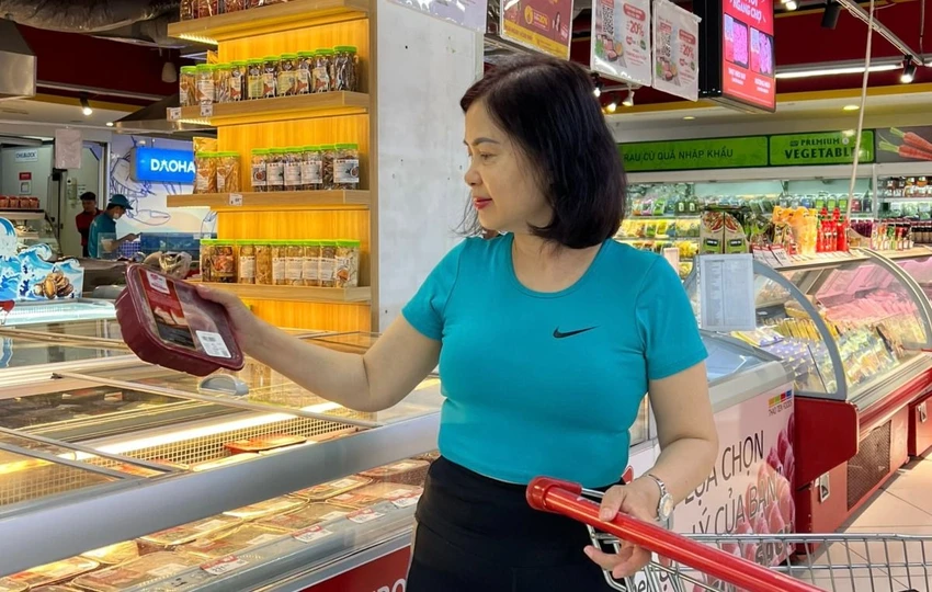 Cô Lê Thị Ánh Tuyết (45 tuổi) tin chọn sản phẩm chất lượng cho bữa ăn gia đình hằng ngày.JPG