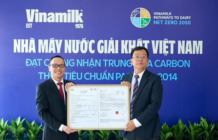 Ông Lê Duyên Anh, TGĐ BSI Việt Nam (bên trái) trao chứng nhận trung hòa Carbon cho ông Nguyễn Thế Hòa - Giám đốc Nhà máy Nước giải khát Việt Nam (bên phải).jpg