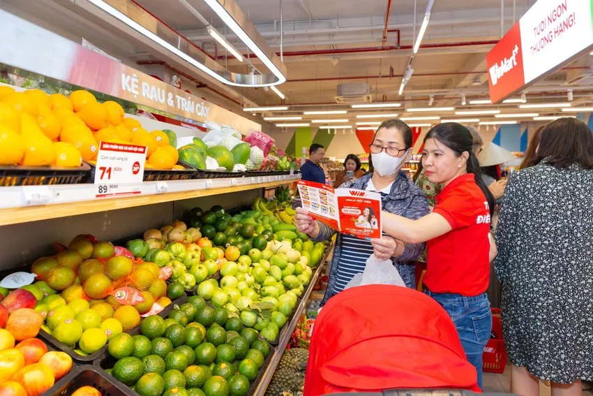 Nhân viên WinMart phục vụ người tiêu dùng. Nhân viên WinMart phục vụ người tiêu dùng.jpg