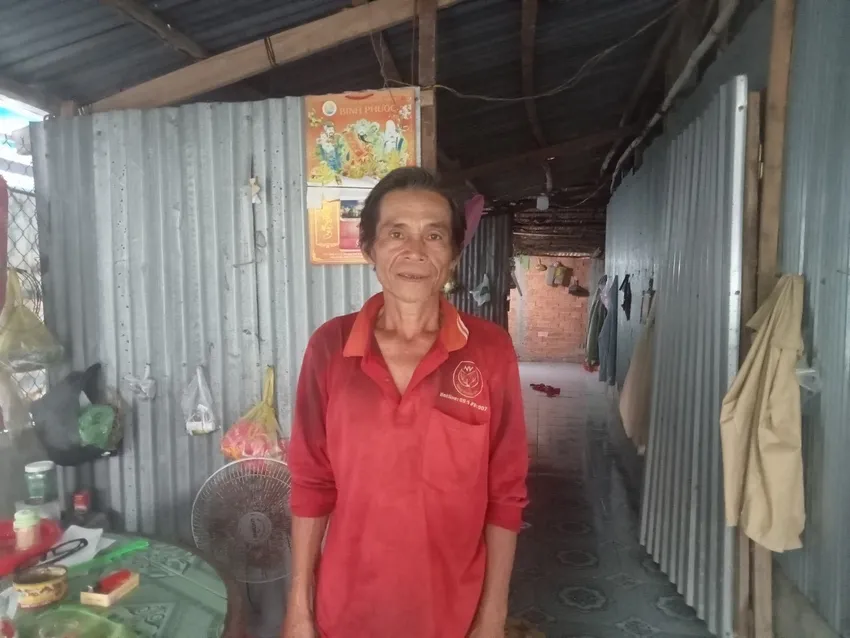 Ông Dương Văn Cam vui mừng khi có cơ hội thay đổi cuộc sống nhờ số tiền 100 triệu đồng nhận được từ Trà Xanh Không Độ. (Ảnh NVCC). 1,5 tỷ đồng tiền mặt cùng hơn 200 ngàn giải thưởng đã được Trà Xanh Không Độ gửi tới khách hàng trên cả nước.jpg