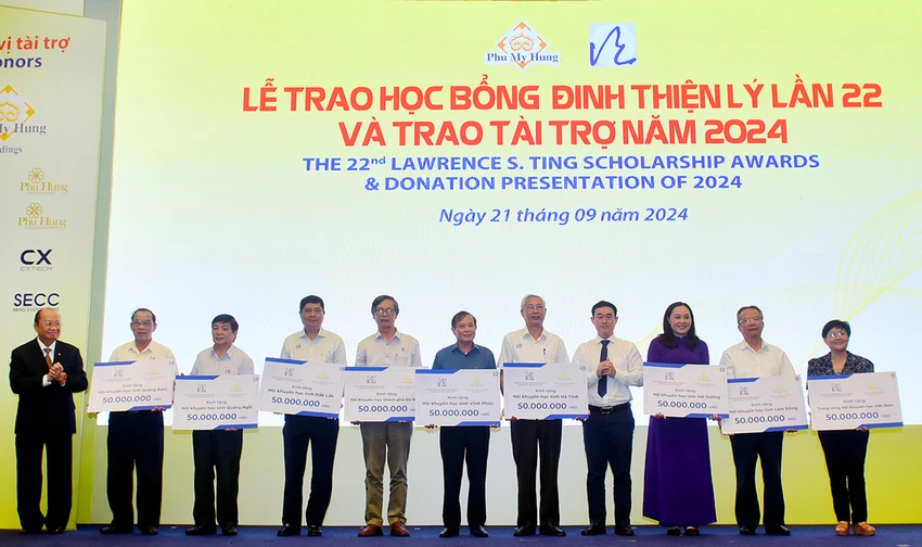 cong-ty-phu-my-hung-va-quy-dinh-thien-ly-trao-tang-hoc-bong-hon-7-ty-dong-5.JPG