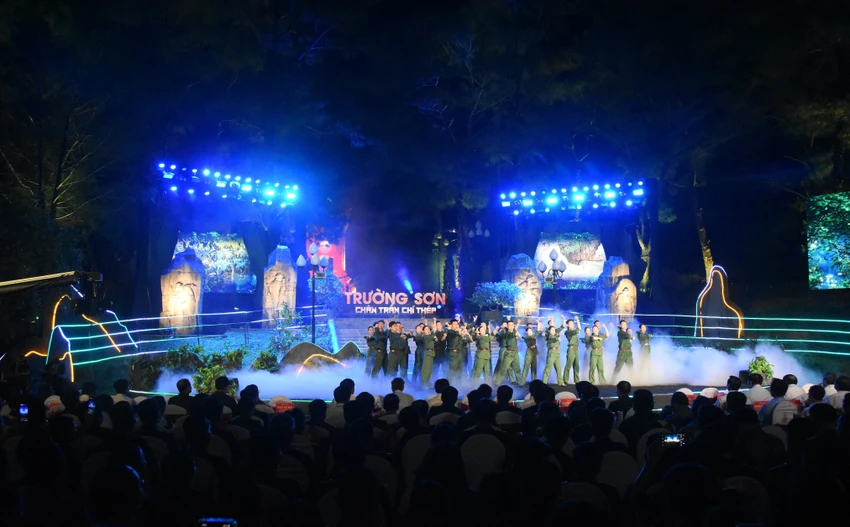 Chương trình nghệ thuật "Trường Sơn - Chân trần chí thép". xuc-dong-chuong-trinh-nghe-thuat-truong-son-chan-tran-chi-thep (2).jpg