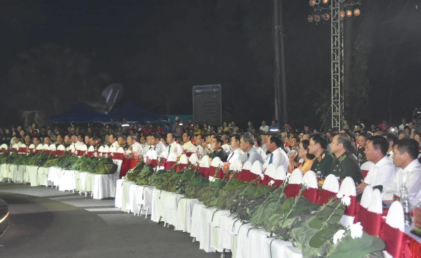Đông đảo các đại biểu, người dân tham dự, theo dõi chương trình nghệ thuật. xuc-dong-chuong-trinh-nghe-thuat-truong-son-chan-tran-chi-thep (3).jpg