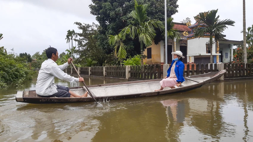 Người dân vùng lũ đi lại bằng thuyền.