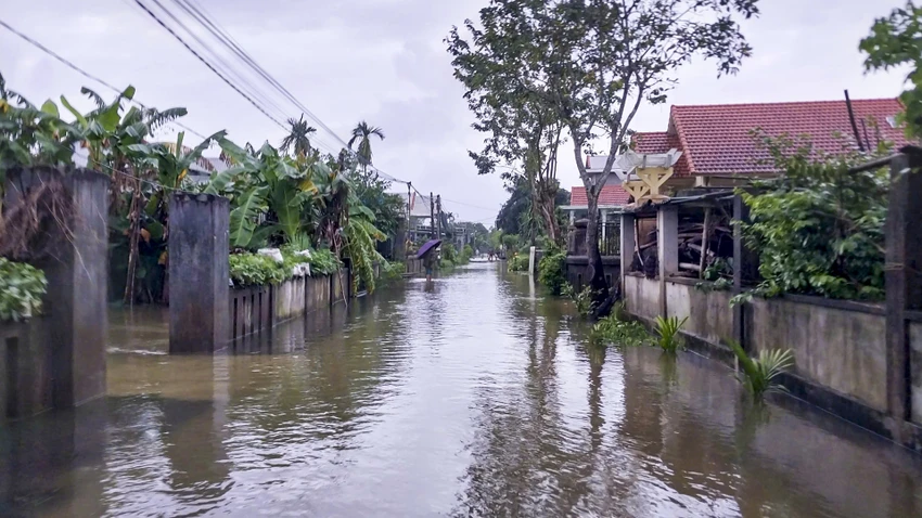 nhieu-noi-o-hue-ngap-trong-nuoc-nguoi-dan-di-lai-bang-thuyen (4).jpg