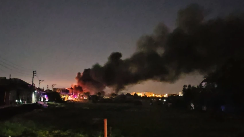 Cháy dữ dội ở một số xưởng, nhiều người dân tháo chạy ra đồng ở Bình Chánh