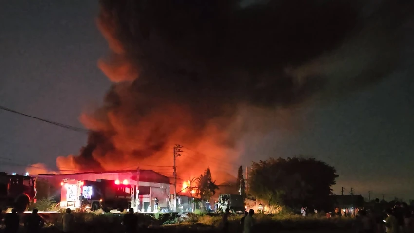 Cháy dữ dội ở một số xưởng, nhiều người dân tháo chạy ra đồng ở Bình Chánh