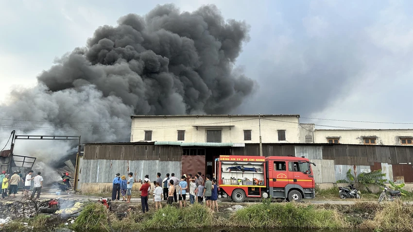 Cháy dữ dội 2 nhà xưởng ngàn m2 ở Hóc Môn