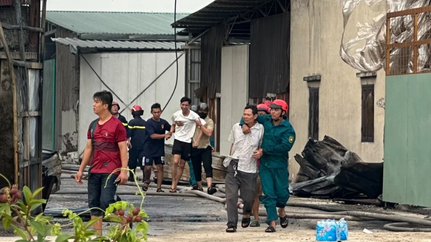 Cháy dữ dội 2 nhà xưởng ngàn m2 ở Hóc Môn