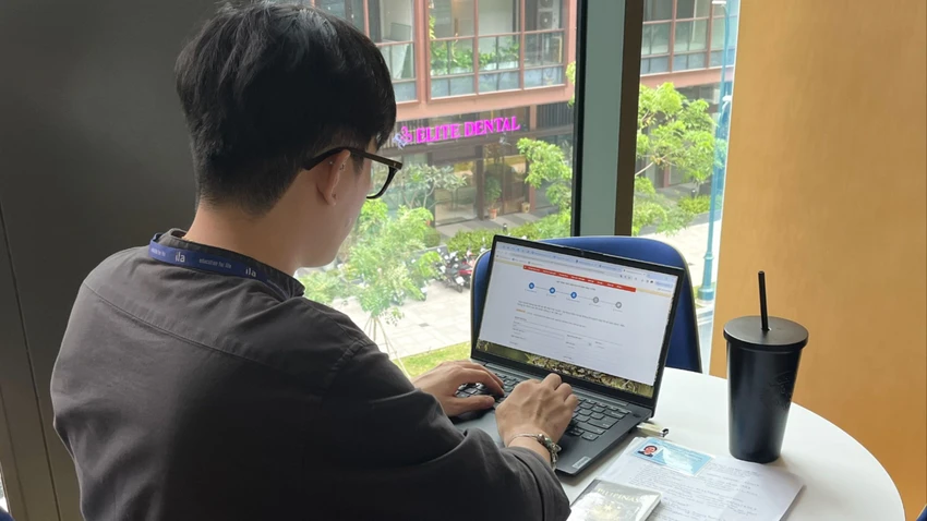 Cá nhân, tổ chức nộp hồ sơ xuất nhập cảnh cho người nước ngoài có thể thực hiện nộp online tại bất kỳ đâu... Ảnh: HT Người nước ngoài có thể nộp hồ sơ xuất nhập cảnh qua online