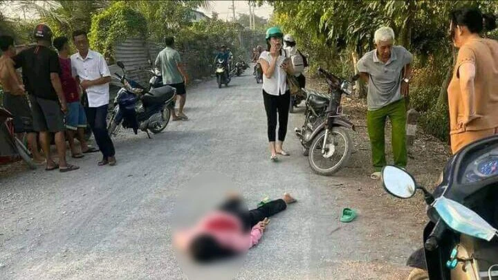 Người phụ nữ nghi bị chồng đâm gục trên đường ở Bình Chánh