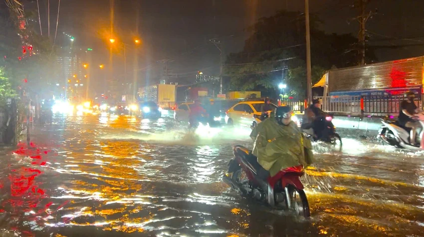 Mưa lớn, nhiều tuyến đường ở TP Thủ Đức thành 'biển nước'