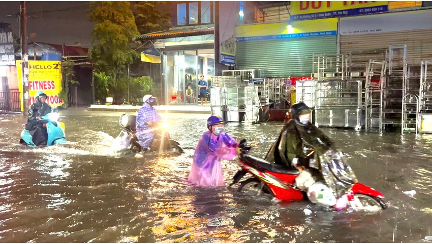 Mưa lớn, nhiều tuyến đường ở TP Thủ Đức thành 'biển nước'