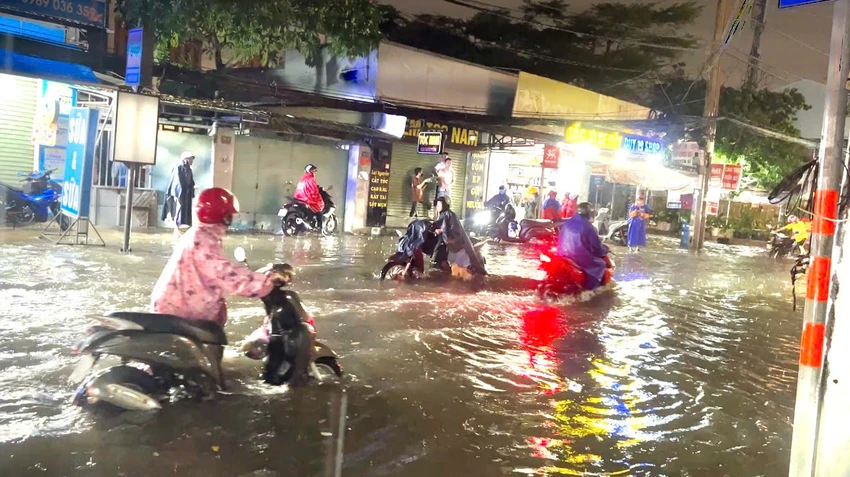 Mưa lớn, nhiều tuyến đường ở TP Thủ Đức thành 'biển nước'