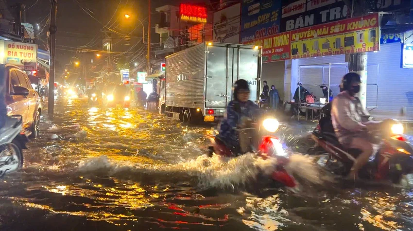 Mưa lớn, nhiều tuyến đường ở TP Thủ Đức thành 'biển nước'