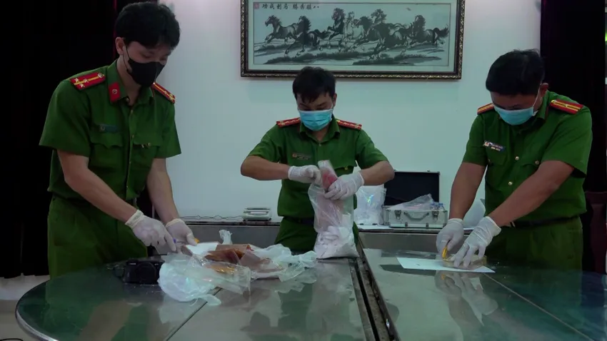 Công an kiểm đếm tang vật. Ảnh: CA 3 người tàng trữ, vận chuyển… gần nửa tạ ma túy theo lệnh ông trùm ở Campuchia