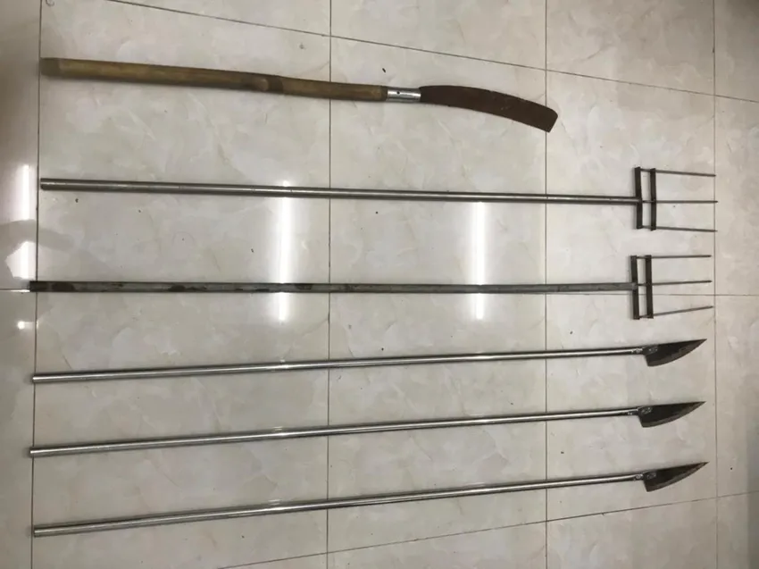 Hung khí được các thanh thiếu niên đưa đi đánh nhau. Ảnh: CA. đuổi đánh nhau trên phố