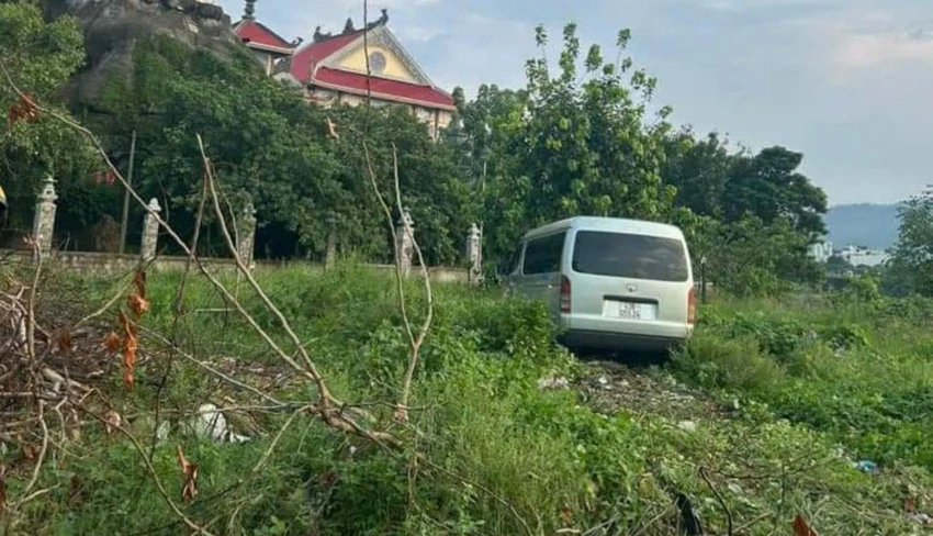 Lái ô tô bỏ chạy rồi nhảy xuống hồ trốn khi bị CSGT yêu cầu dừng xe-1