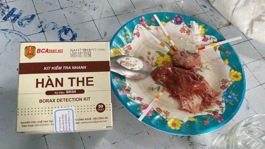 Giò chả dương tính với chất hàn the. Ảnh: CA giò chả có chứa chất hàn the
