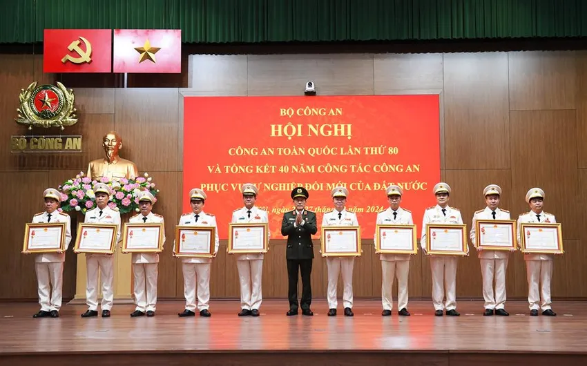 Đại tướng Lương Tam Quang, Bộ trưởng Bộ Công an, đã trao Huân chương Chiến công hạng Nhất tặng hai tập thể và ba cá nhân, trong đó có Trung tướng Lê Hồng Nam, Giám đốc Công an TP.HCM. Ảnh: BỘ CÔNG AN Trung tướng Lê Hồng Nam, Giám đốc Công an TP.HCM, được tặng Huân chương Chiến công hạng nhất