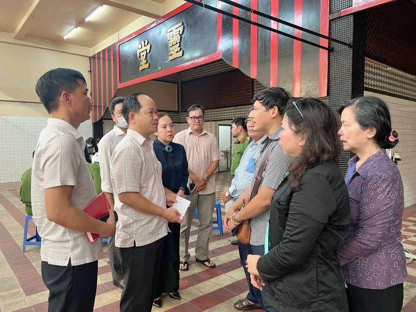 Ông Lê Đức Thanh, Chủ tịch UBND quận 1 đến thăm hỏi gia đình người bị tử vong do sự cố cây xanh ở Công viên Tao Đàn sáng 9-8 lãnh đạo quận thăm gia đình nạn nhan bị gãy cây ở công viên tao đàn.jpg