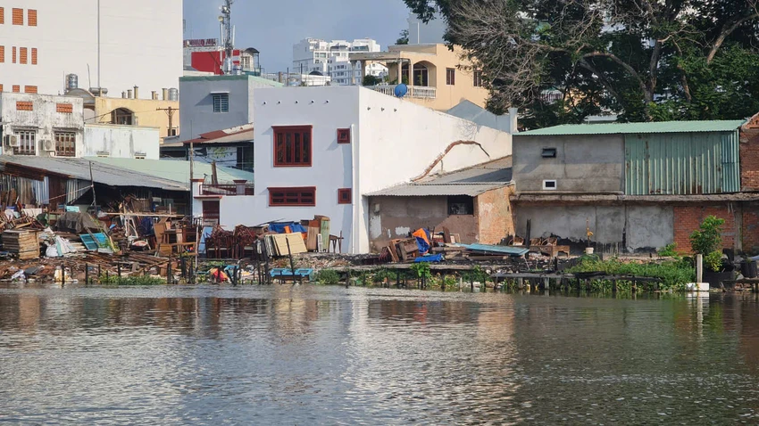 TP còn hơn 46,4 ngàn căn nhà trên và ven sông chưa có phương án bồi thường