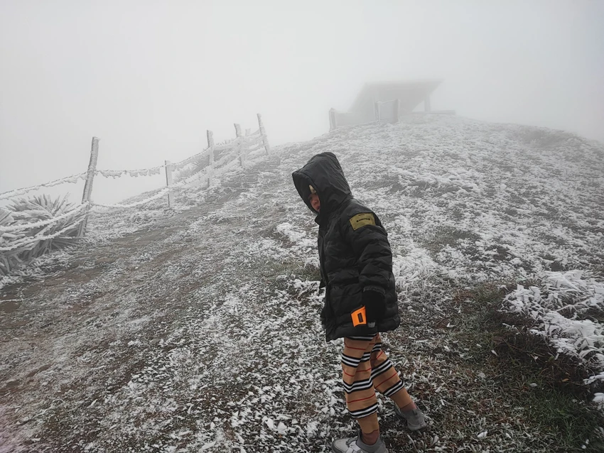 Băng tuyết phủ kín đỉnh Mẫu Sơn 22.jpg