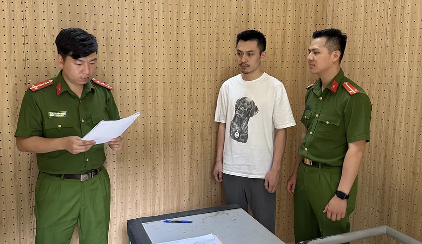 Cơ quan CSĐT Công an tỉnh Sơn La đã ra tống đạt các quyết định và bắt tạm giam Đặng Tùng Lâm. Ảnh CACC Khởi tố nhân viên ngân hàng chiếm đoạt gần 8 tỷ đồng của khách.jpg