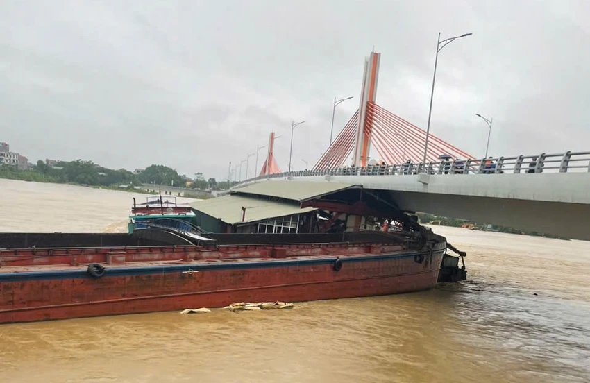 Tàu rỗng, nhà nổi trôi tự do mắc kẹt vào cầu Vĩnh Phú.jpg